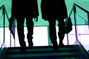 Silhouettes avec attaché-case en contre-jour