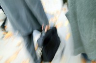 Silhouettes avec attaché-case en flou de bougé