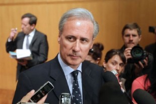 Georges Tron, secrétaire d'Etat à la fonction publique, le 19 avril 2011, à l'issue de la réunion de négociation salariale avec les syndicats.