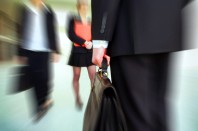 Homme d'affaire avec sacoche