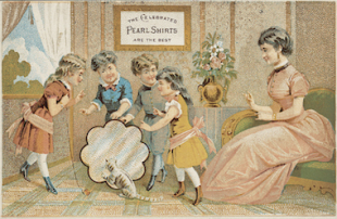 carte postale ancienne montrant une femme au foyer qui joue avec ses enfants