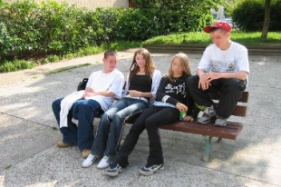 jeunes sur un banc