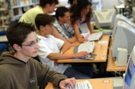 Jeunes éléves dans une école avec ordinateur