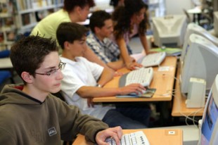 Jeunes éléves dans une école avec ordinateur