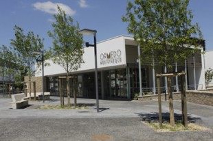 La médiathèque Ormédo, à Orvault, séduit par la rationalisation de ses espaces. C'est un véritable lieu de vie, d'animations et d'échanges.