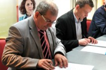 Marc Bury, maire de Petite-Forêt, signant le 21 mai 2015, une convention pour l’achat groupé d’énergie.