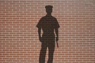 policier_delinquance_silhouette