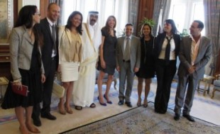 L'émir du Qatar entouré des membres de l'Aneld, à Doha en novembre 2011.