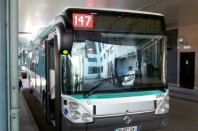 Bus hybride Ivecobus au départ de la ligne 147 de la RATP.