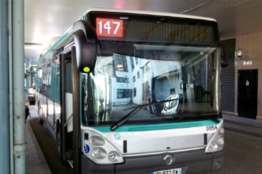 Bus hybride Ivecobus au départ de la ligne 147 de la RATP.
