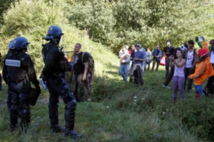 Face à face entre opposants au barrage de Sivens et forces de l'ordre le 1er septembre 2014.