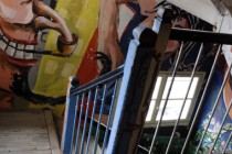 Squatt avec graffitis