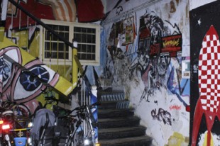 Bas d'immeuble squatté