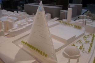 "C'est une très mauvaise idée de mettre des tours à chaque porte de Paris" a déclaré le sous-directeur général de l'Unesco pour la Culture, Francesco Bandarin à propos du projet de Tour Triangle de Paris, situé en dehors de la zone inscrite au patrimoine mondial.