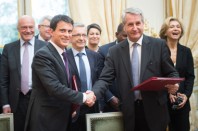 Le Premier ministre, Manuel Valls, et le président de l'ARF, Philippe Richert, signent a l'Hôtel de Matignon la plateforme d'engagements reciproques entre l Etat et les régions en faveur de l emploi, de la formation, de l apprentissage et du développement economique.