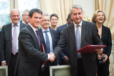 Le Premier ministre, Manuel Valls, et le président de l'ARF, Philippe Richert, signent a l'Hôtel de Matignon la plateforme d'engagements reciproques entre l Etat et les régions en faveur de l emploi, de la formation, de l apprentissage et du développement economique.